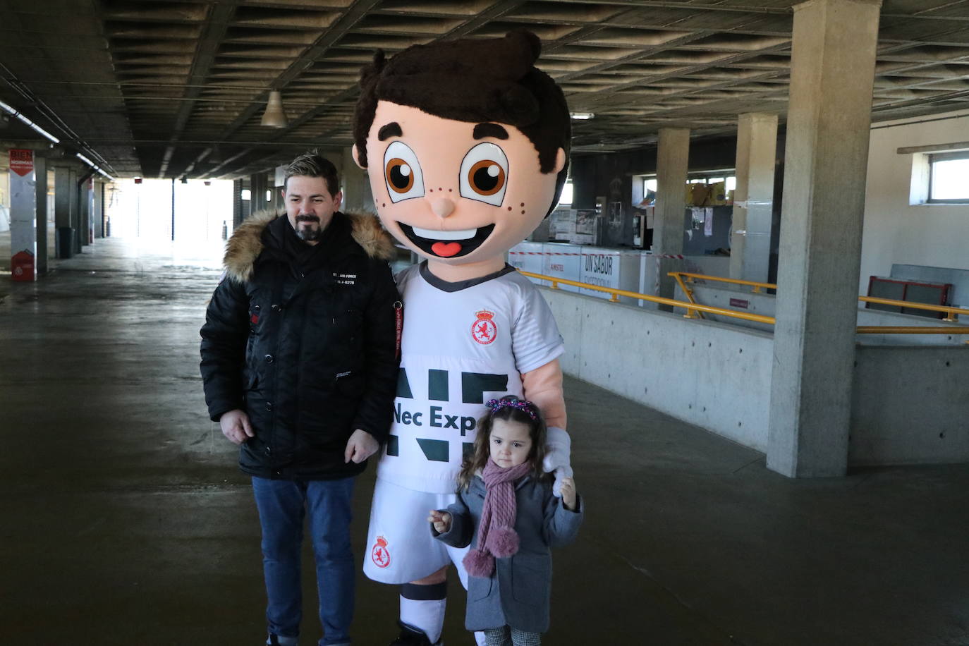 La Cultural y Deportiva Leonesa celebra un entrenamiento a puerta abierta en el Reino de León con motivo de la festividad de los Reyes Magos.