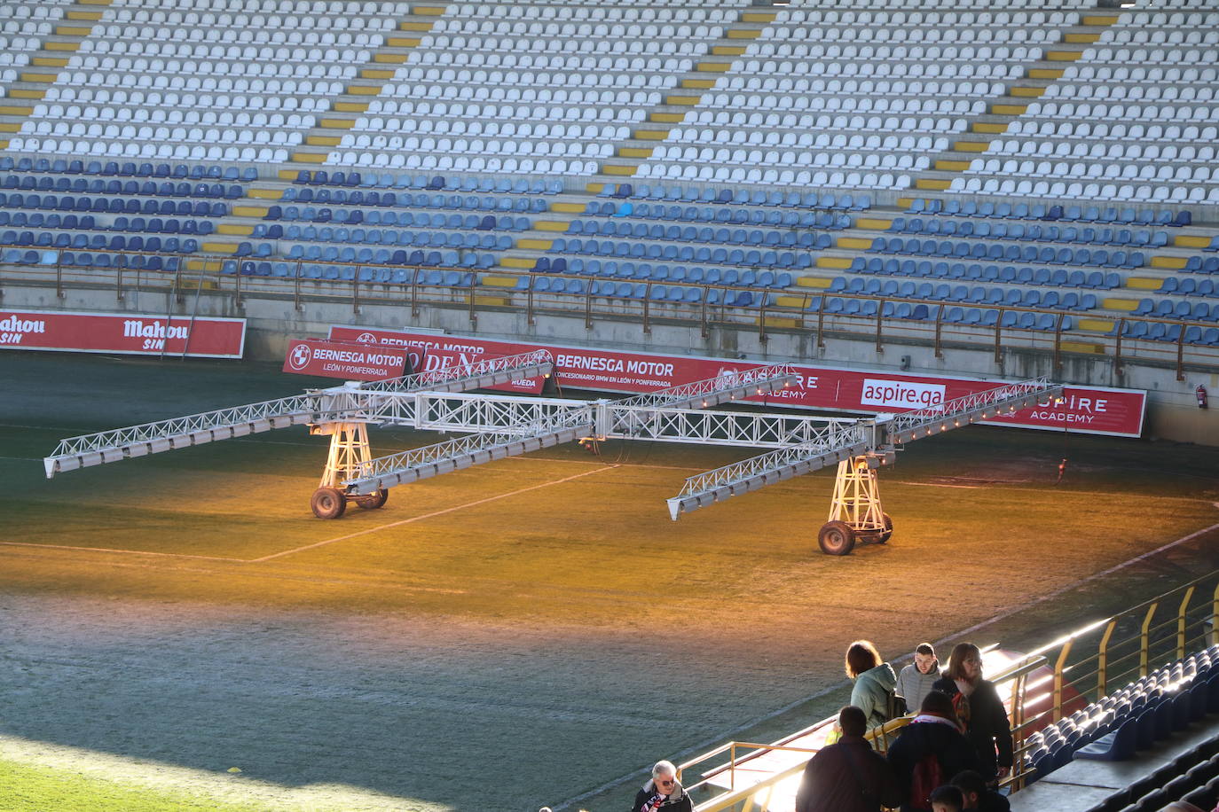 La Cultural y Deportiva Leonesa celebra un entrenamiento a puerta abierta en el Reino de León con motivo de la festividad de los Reyes Magos.