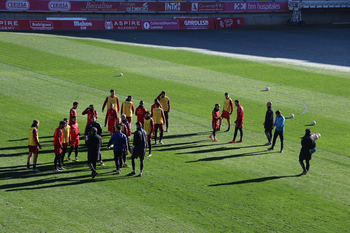 La Cultural y Deportiva Leonesa celebra un entrenamiento a puerta abierta en el Reino de León con motivo de la festividad de los Reyes Magos.