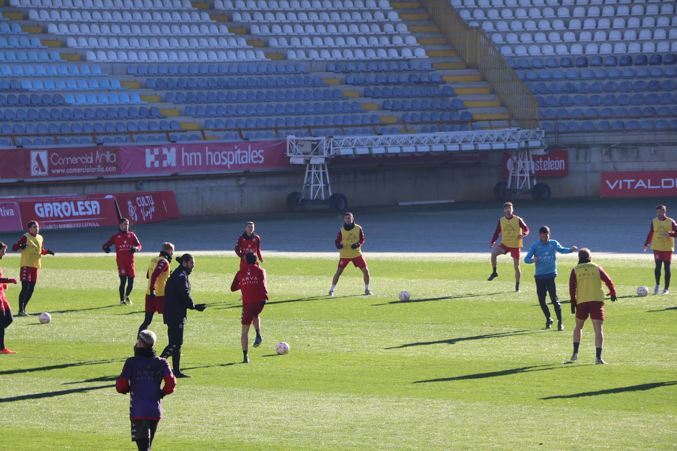 La Cultural y Deportiva Leonesa celebra un entrenamiento a puerta abierta en el Reino de León con motivo de la festividad de los Reyes Magos.