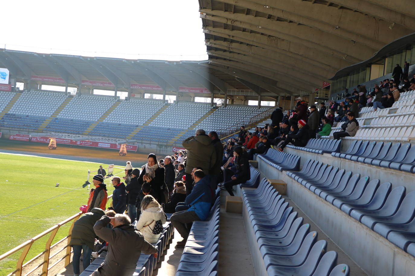 La Cultural y Deportiva Leonesa celebra un entrenamiento a puerta abierta en el Reino de León con motivo de la festividad de los Reyes Magos.