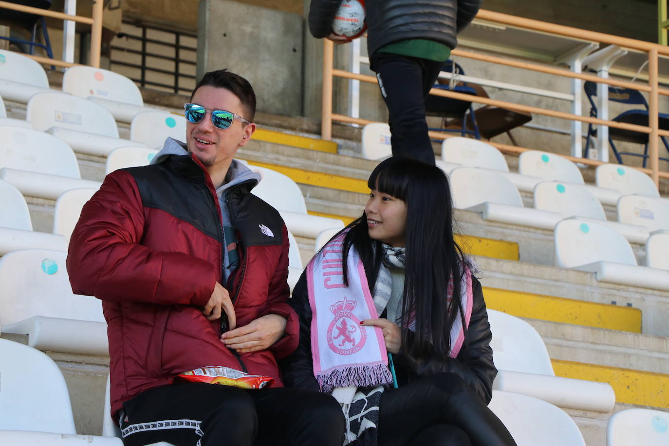 La Cultural y Deportiva Leonesa celebra un entrenamiento a puerta abierta en el Reino de León con motivo de la festividad de los Reyes Magos.