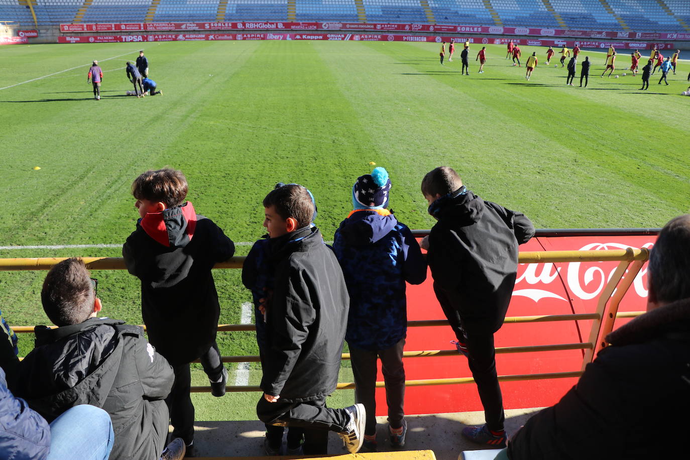 La Cultural y Deportiva Leonesa celebra un entrenamiento a puerta abierta en el Reino de León con motivo de la festividad de los Reyes Magos.