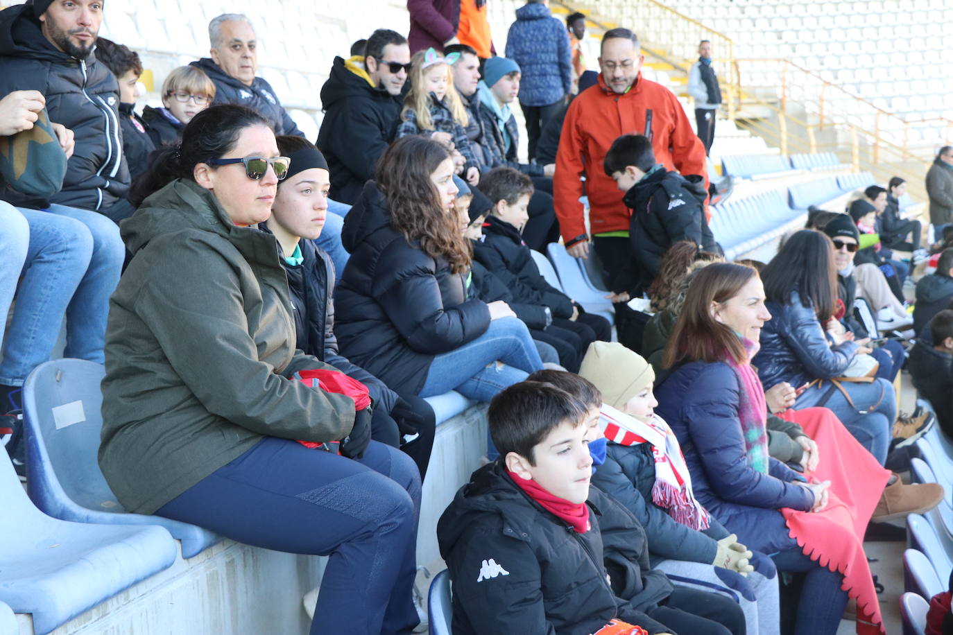 La Cultural y Deportiva Leonesa celebra un entrenamiento a puerta abierta en el Reino de León con motivo de la festividad de los Reyes Magos.