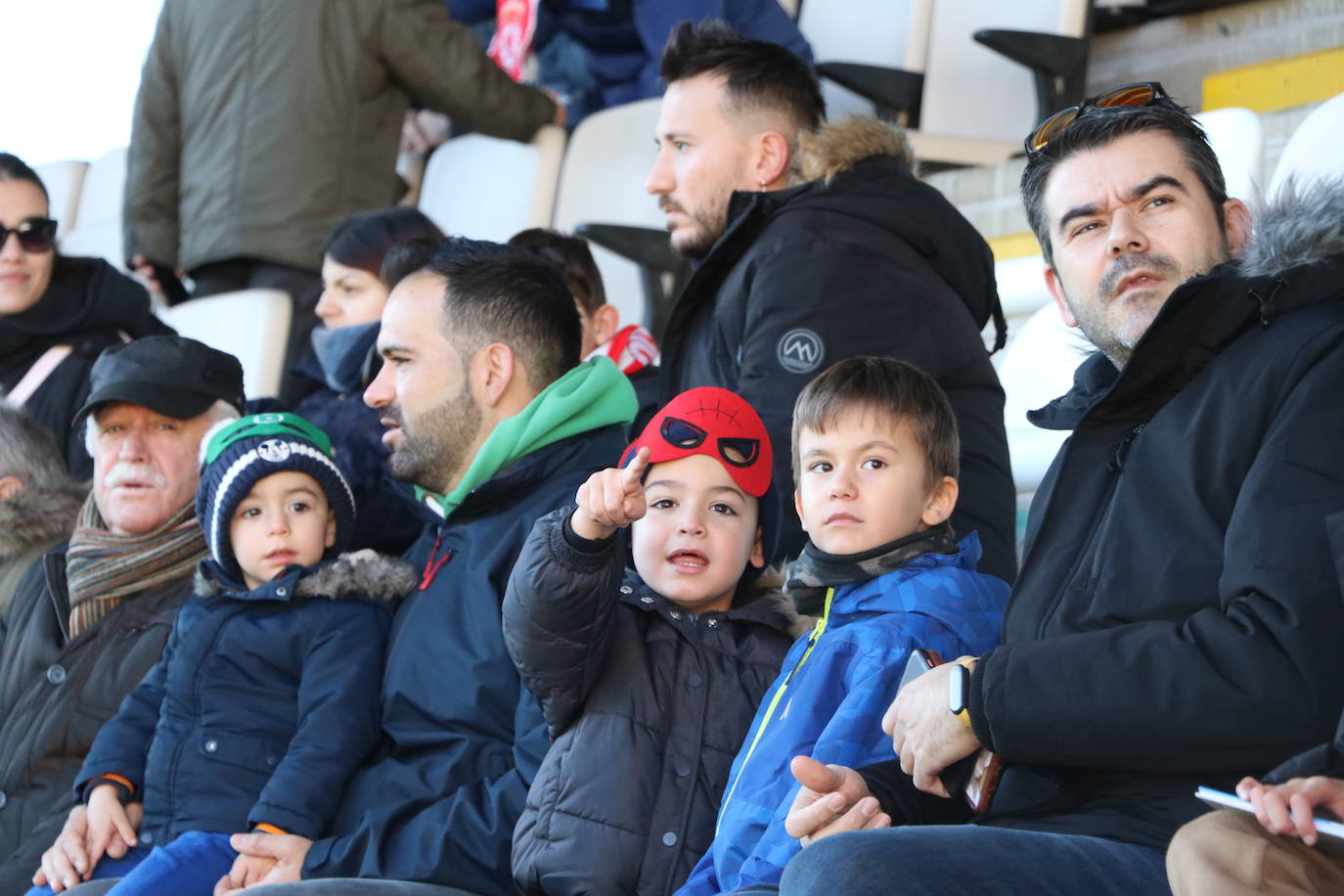 La Cultural y Deportiva Leonesa celebra un entrenamiento a puerta abierta en el Reino de León con motivo de la festividad de los Reyes Magos.