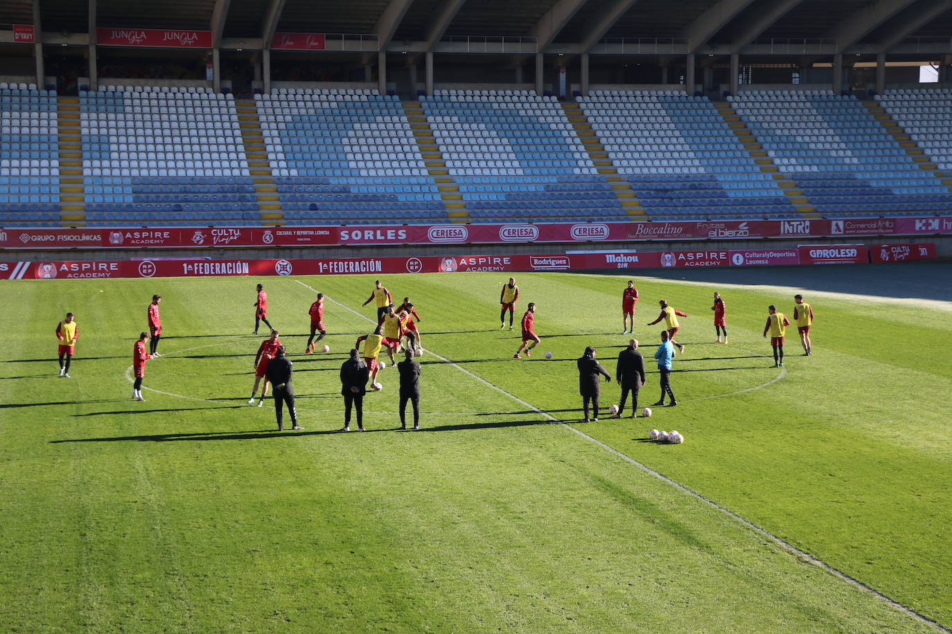 La Cultural y Deportiva Leonesa celebra un entrenamiento a puerta abierta en el Reino de León con motivo de la festividad de los Reyes Magos.