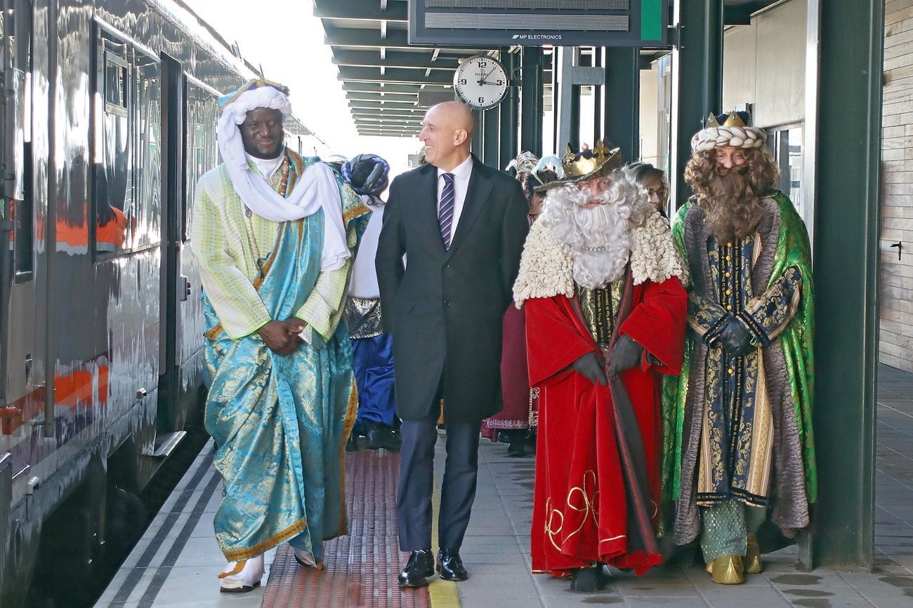 Los Reyes Magos de Oriente han llegado a la estación de Renfe de León a bordo tren chárter S470 fletado especialmente para la ocasión. Decenas de niños se han acercado a Melchor, Gaspar y Baltasar que, a continuación han sido recibidos por el alcalde de la ciudad. 