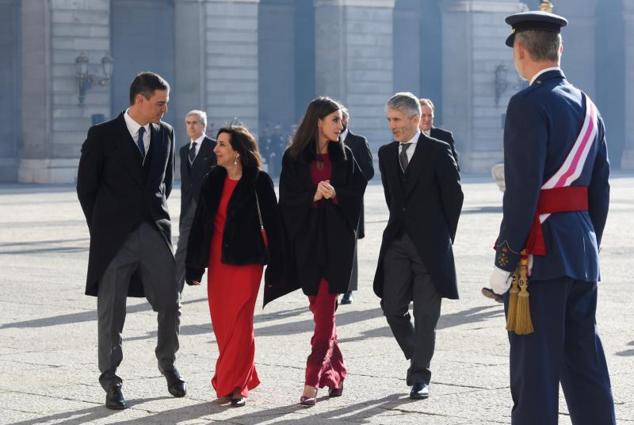 El presidente del Gobierno, Pedro Sánchez; la ministra de Defensa, Magarita Robles; la Reina Letizia; el ministro de Interior, Fernando Grande-Marlaska y el Rey Felipe VI a su llegada a la celebración de la Pascua Militar en el Palacio Real.