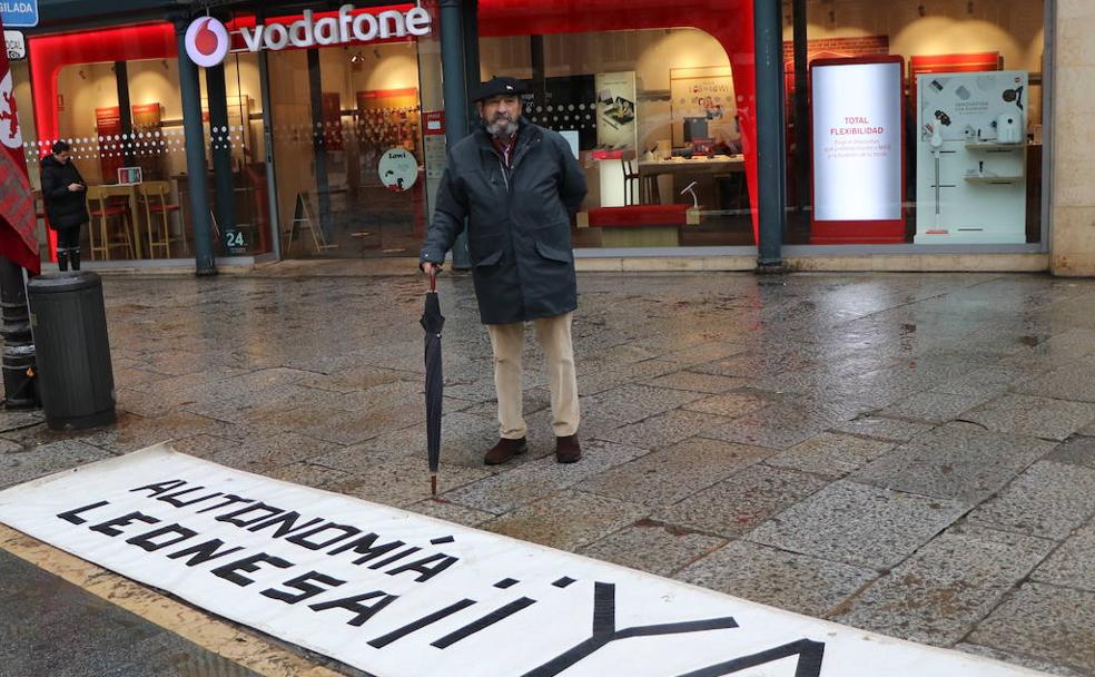 Félix José Pérez Eechevarría, más conocido como 'El Cheva', acude a la plaza de Botines cada primer sábado de mes desde hace 18 años para reclamar la autonomía de la región leonesa.