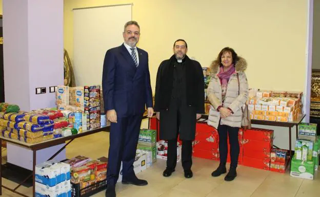 Recepción de alimentos por parte de la parroquia tras la entrega por parte de la cofradía de los productos.