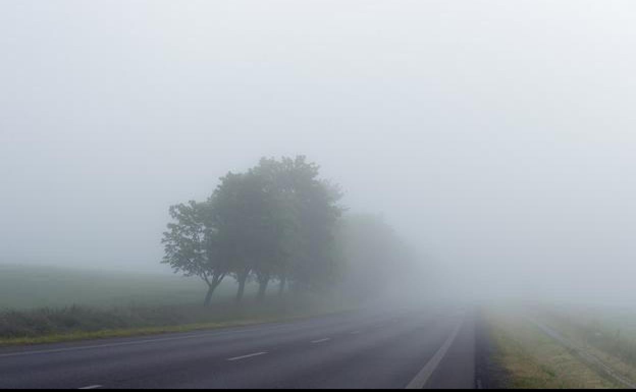 La niebla sigue haciendo acto de presencia en León, a pesar de la lluvia.