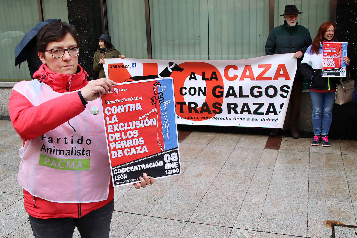 Pacma León se ha concentrado este domingo frente a las puertas del Ayuntamiento de León para exigir al Gobierno un cambio en la ley de protección animal.