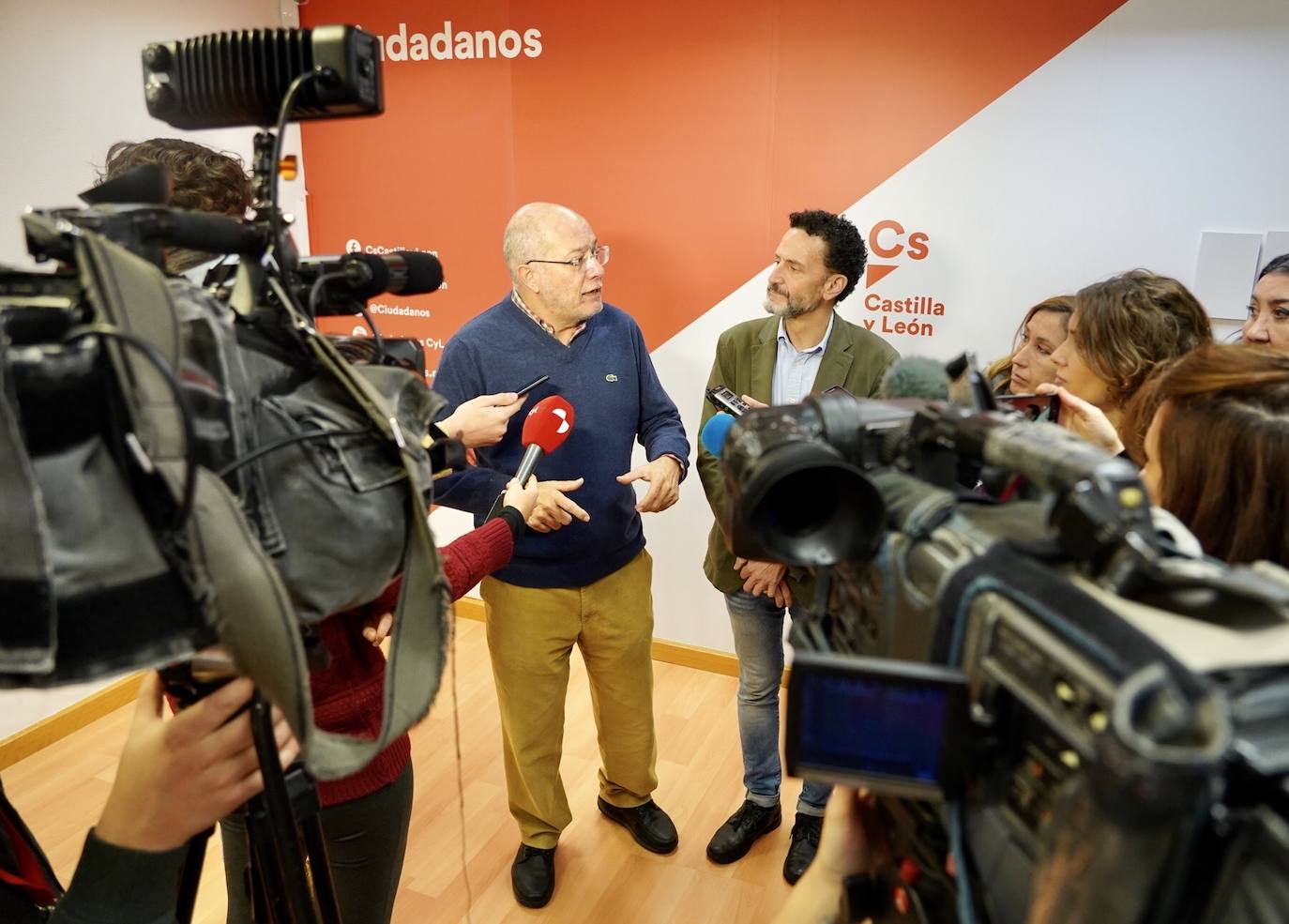 El candidato a las primarias de la lista 'Ciudadanos de nuevo', Edmundo Bal, y el procurador de Ciudadanos en las Cortes de Castilla y León, Francisco Igea, participan en un encuentro con afiliados.