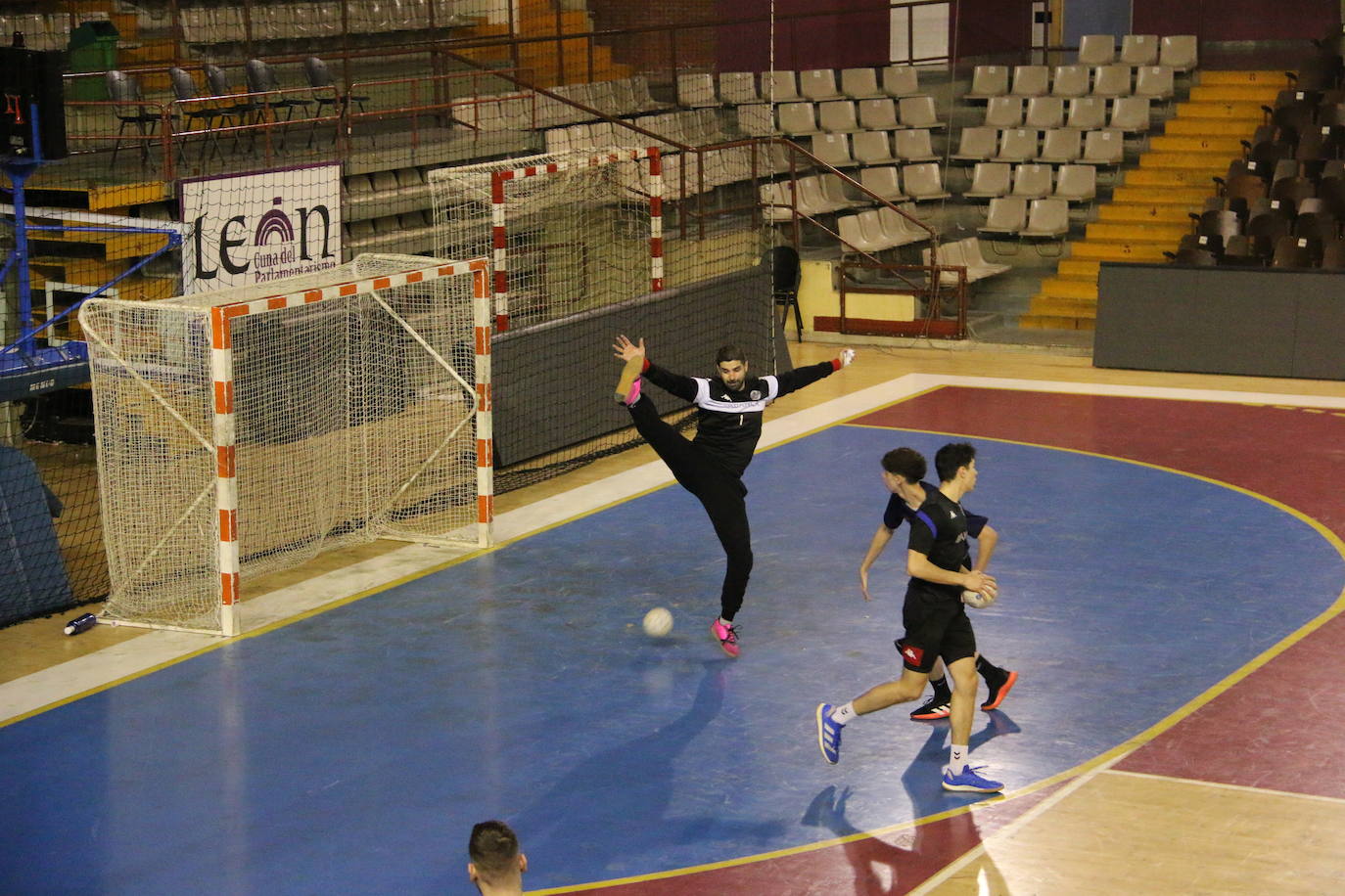 El Ademar regresa a los entrenamientos sin Panos y con Saeid.