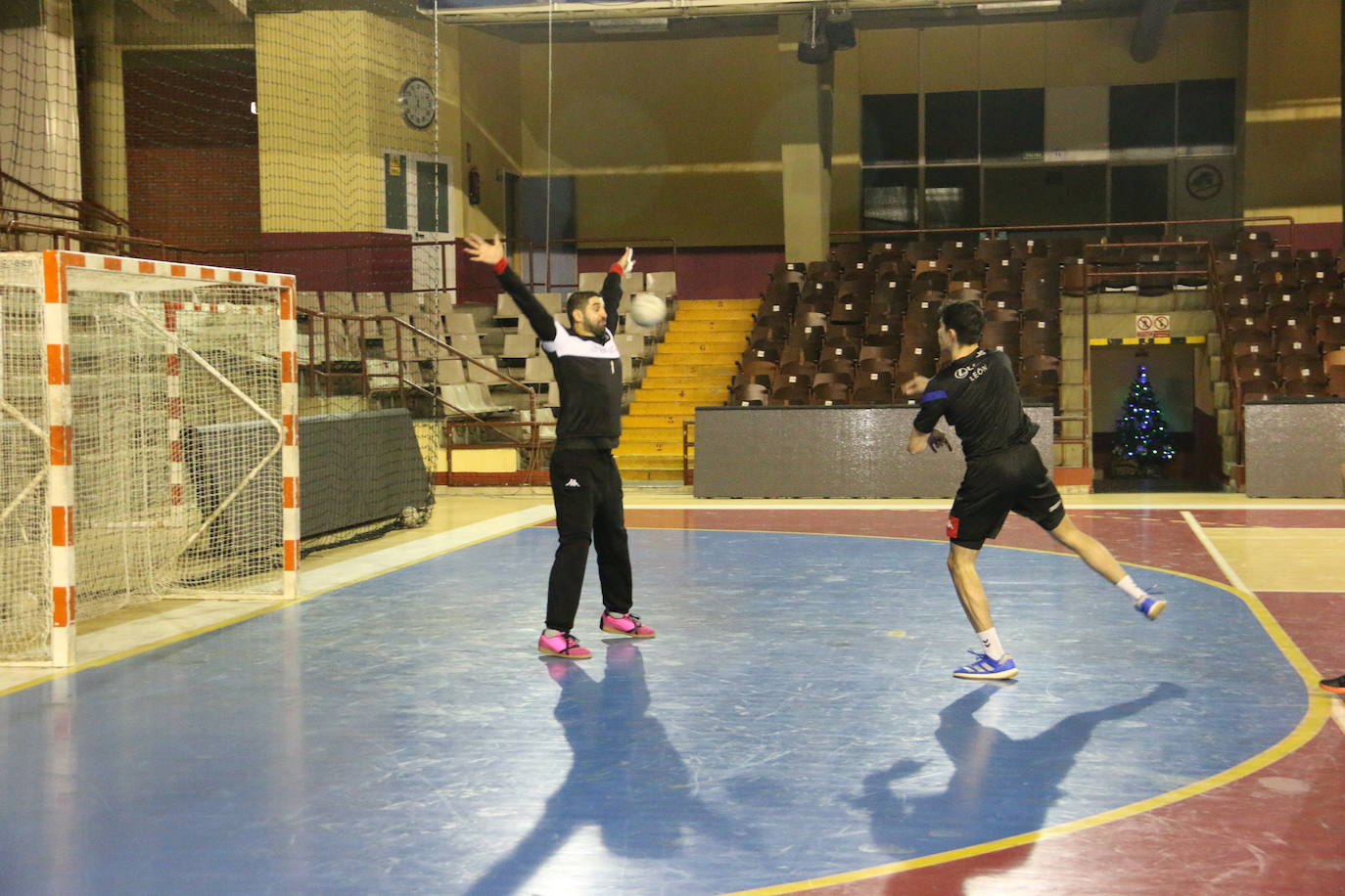 El Ademar regresa a los entrenamientos sin Panos y con Saeid.