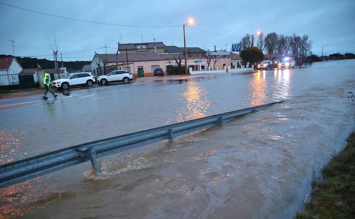 La carretera que une la N-620 con la localidad de Aldehuela de la Bóveda se encuentra cortada por el agua.