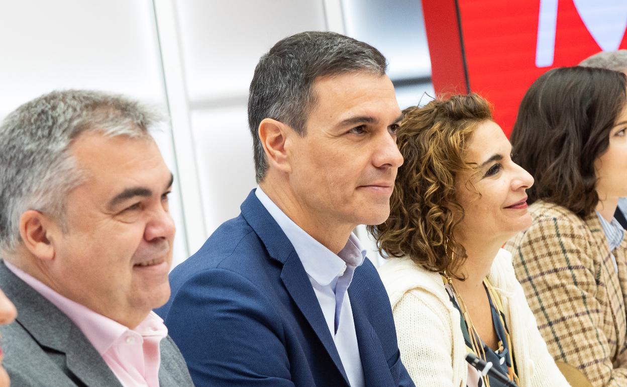 Sánchez preside, entre Santos Cerdán y María Jesús Montero, la reunión de la ejecutiva del PSOE