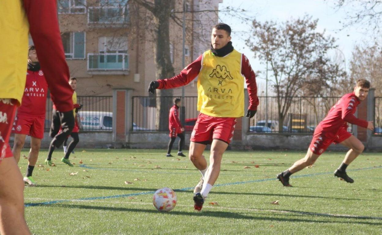 La plantilla de la Cultural y Deportiva Leonesa, este lunes, durante su regreso a los entrenamientos. 