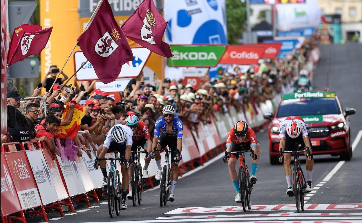 León volverá a tener presencia en La Vuelta. En la imagen, llegada de la etapa con final en Cistierna de la edición de 2022 con victoria del español Jesús Herrada.