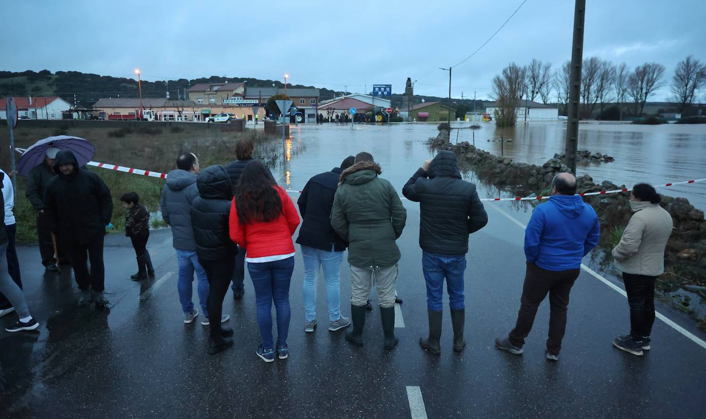 La carretera que une la N-620 con la localidad de Aldehuela de la Bóveda se encuentra cortada por el agua.