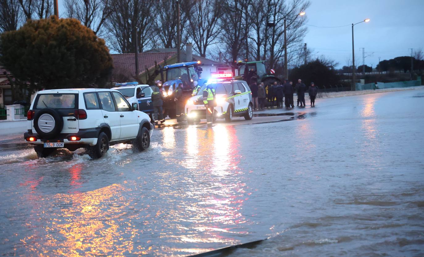 La carretera que une la N-620 con la localidad de Aldehuela de la Bóveda se encuentra cortada por el agua.