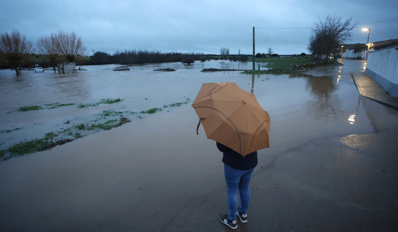 La carretera que une la N-620 con la localidad de Aldehuela de la Bóveda se encuentra cortada por el agua.