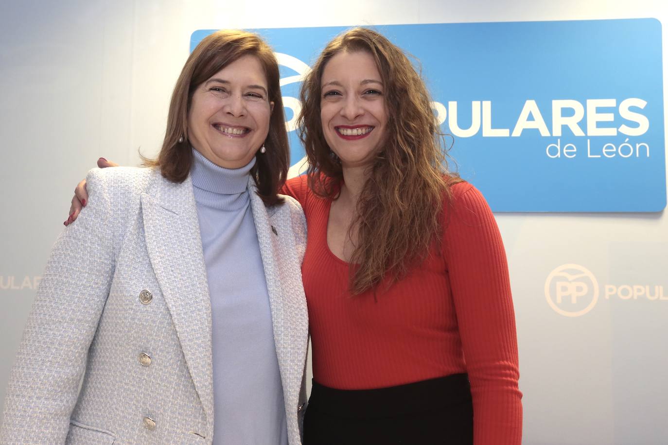 La presidenta provincial del PP, Ester Muñoz, presenta a la candidata a la Alcaldía de León, Margarita Torres.