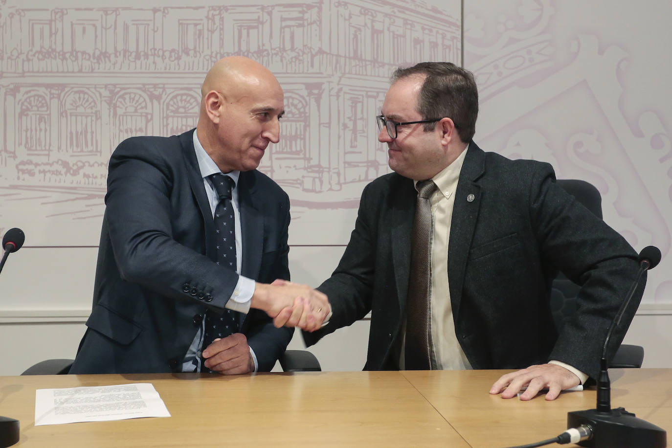 El alcalde de León, José Antonio Diez, y el director general del Incibe, Félix Antonio Barrio, firman el convenio de colaboración del Ayuntamiento con el Instituto Nacional de Ciberseguridad.