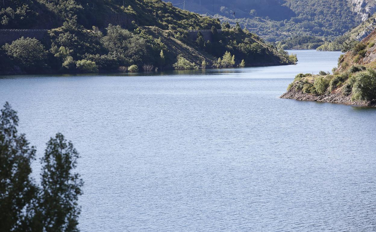 Imagen del embalse de Barrios de Luna.