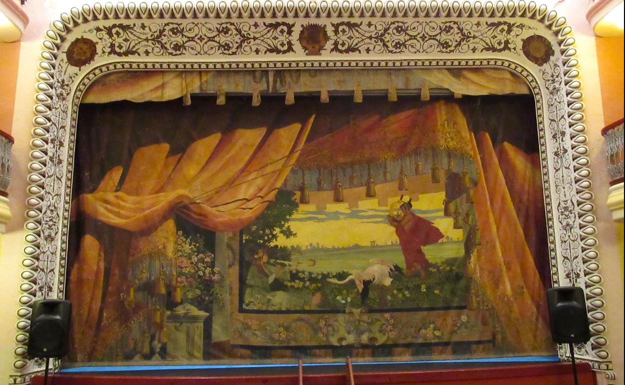 Telón y boca de escena del teatro de Villafranca del Bierzo.