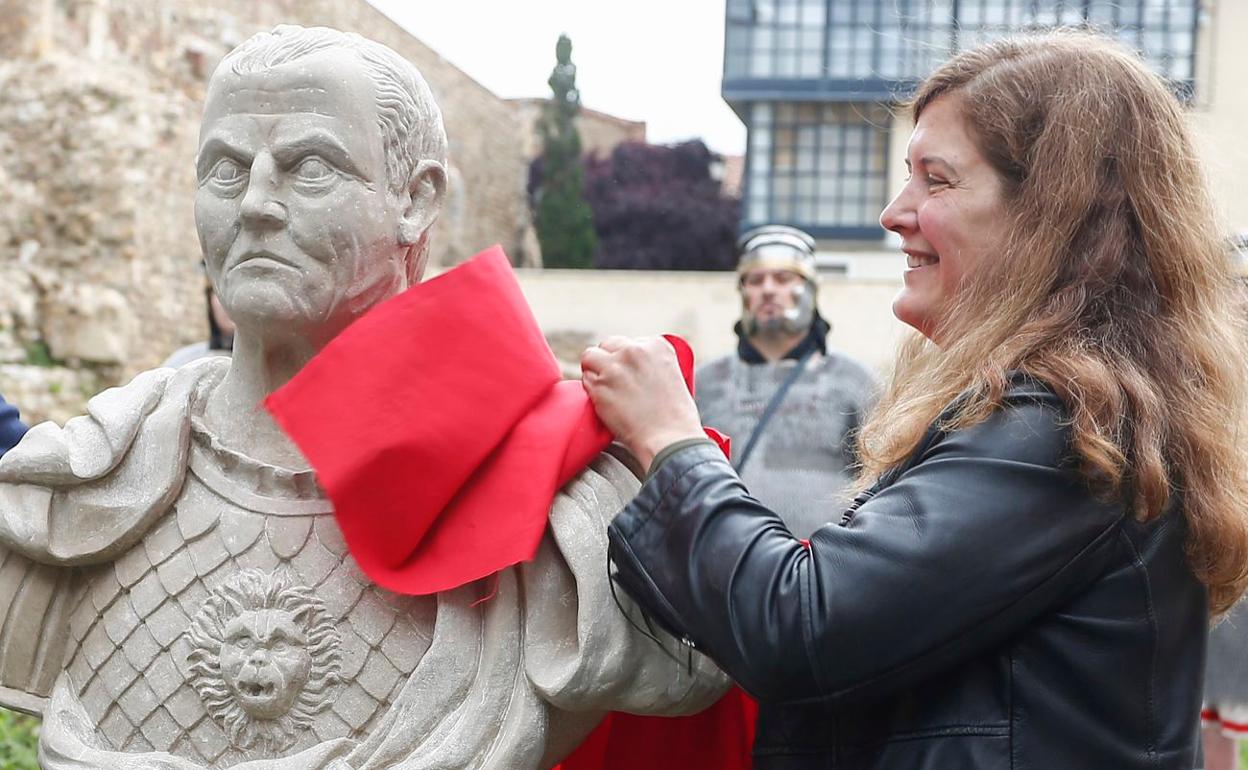 Margarita Torres, durante una rueda de prensa en el Ayuntamiento de León. En la imagen, Margarita Torres inaugurando el busto del Emperador Galba, fundador de la Legión VII Gémina. 