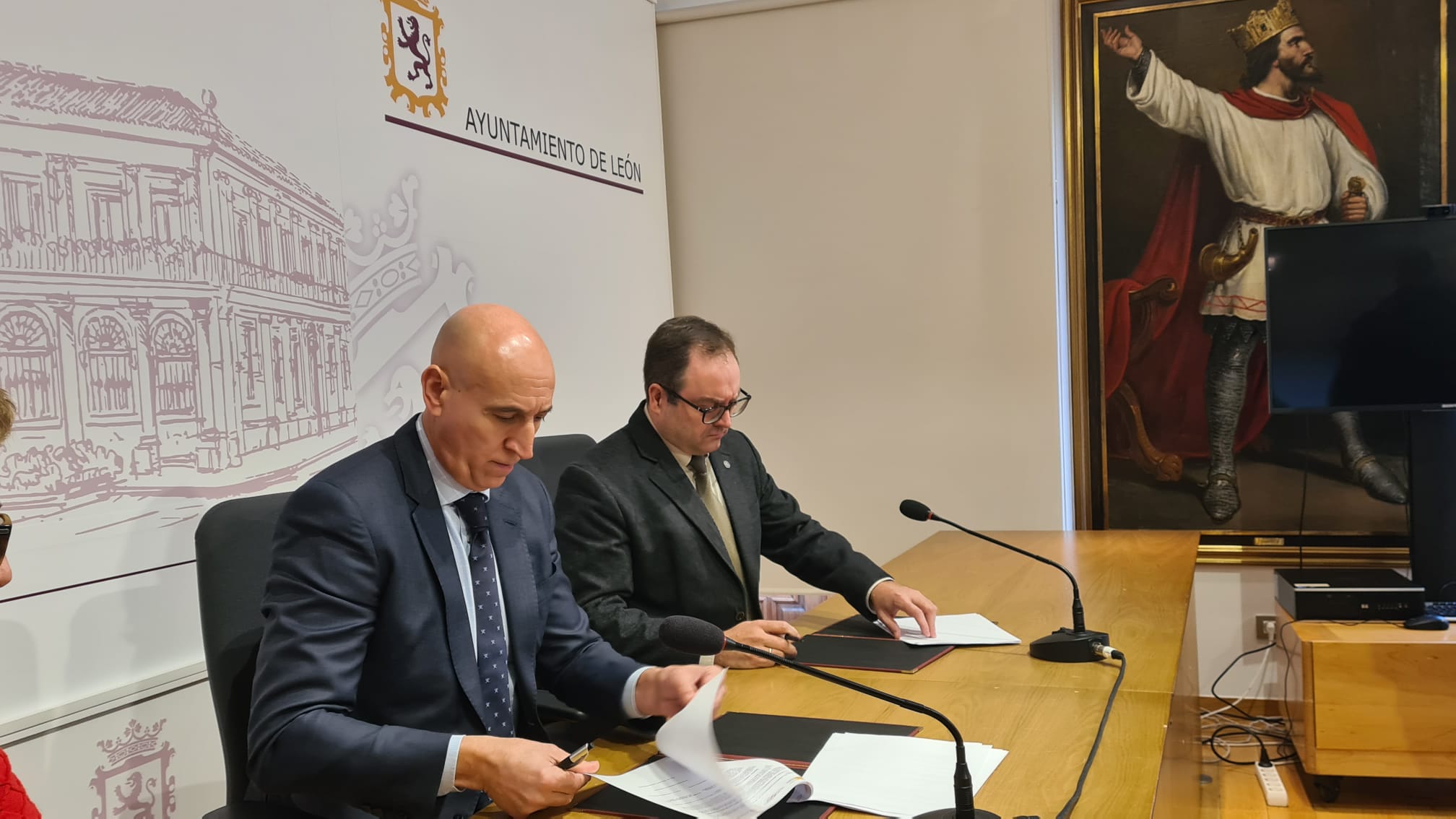 El alcalde de León, José Antonio Diez, y el director general del Incibe, Félix Antonio Barrio, firman el convenio de colaboración del Ayuntamiento con el Instituto Nacional de Ciberseguridad.