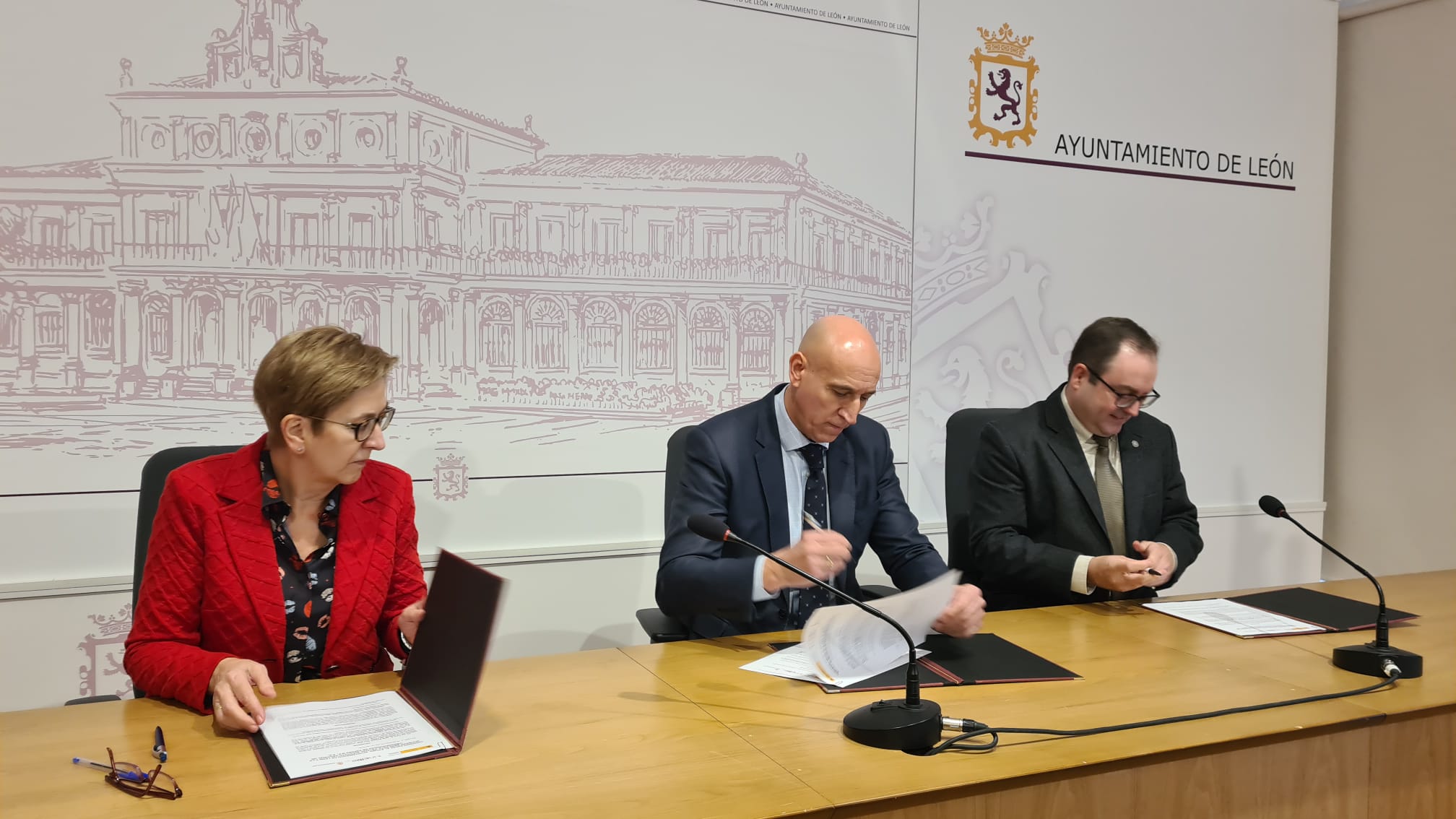 El alcalde de León, José Antonio Diez, y el director general del Incibe, Félix Antonio Barrio, firman el convenio de colaboración del Ayuntamiento con el Instituto Nacional de Ciberseguridad.