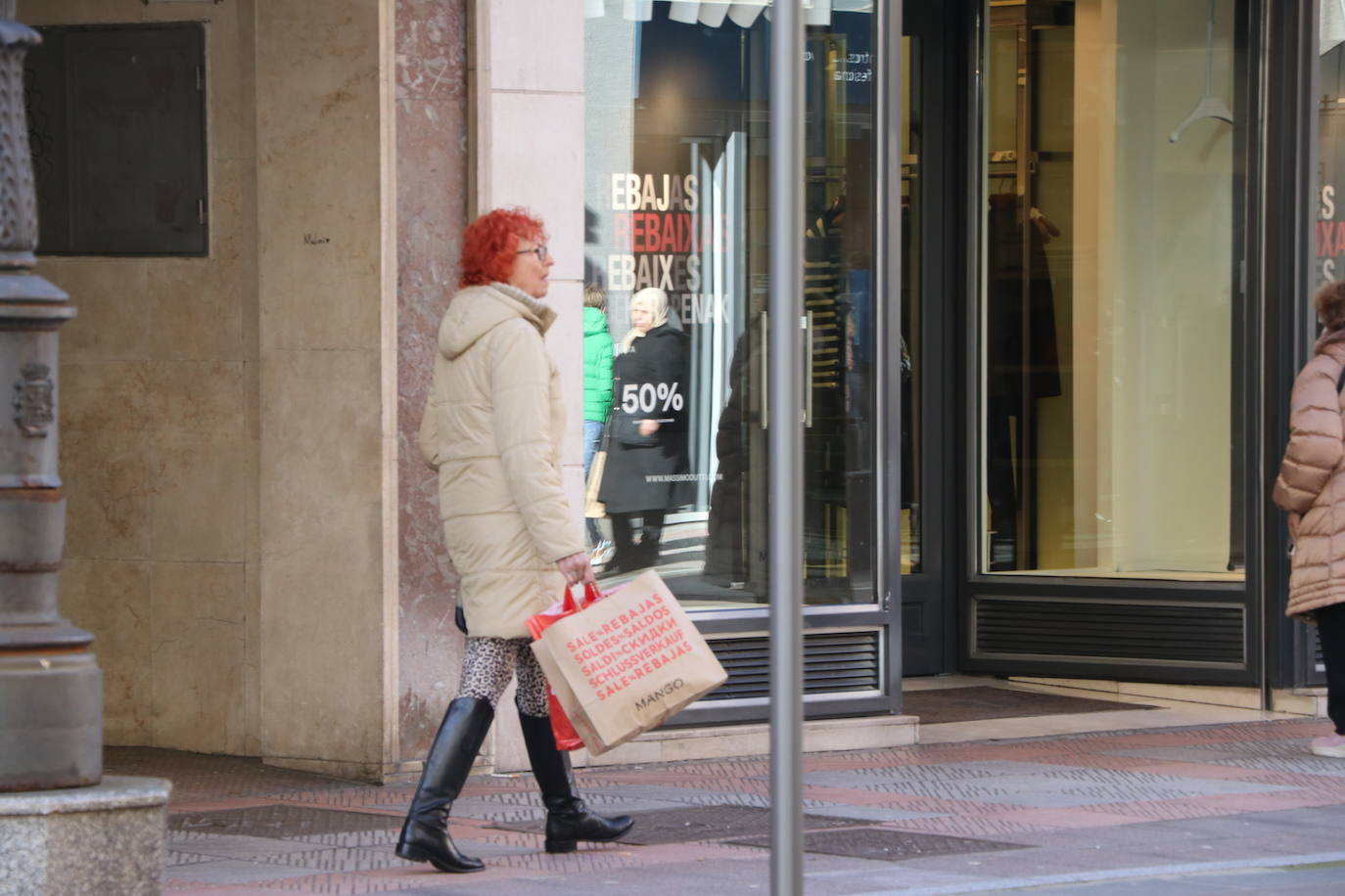 La campaña se prolongará hasta finales de febrero y el comercio textil espera la bajada de temperaturas y llegada de nieves para dar salida al stock de ropa invernal | La vuelta a la normalidad tras la pandemia impulsa las ventas en una buena campaña de Navidad.