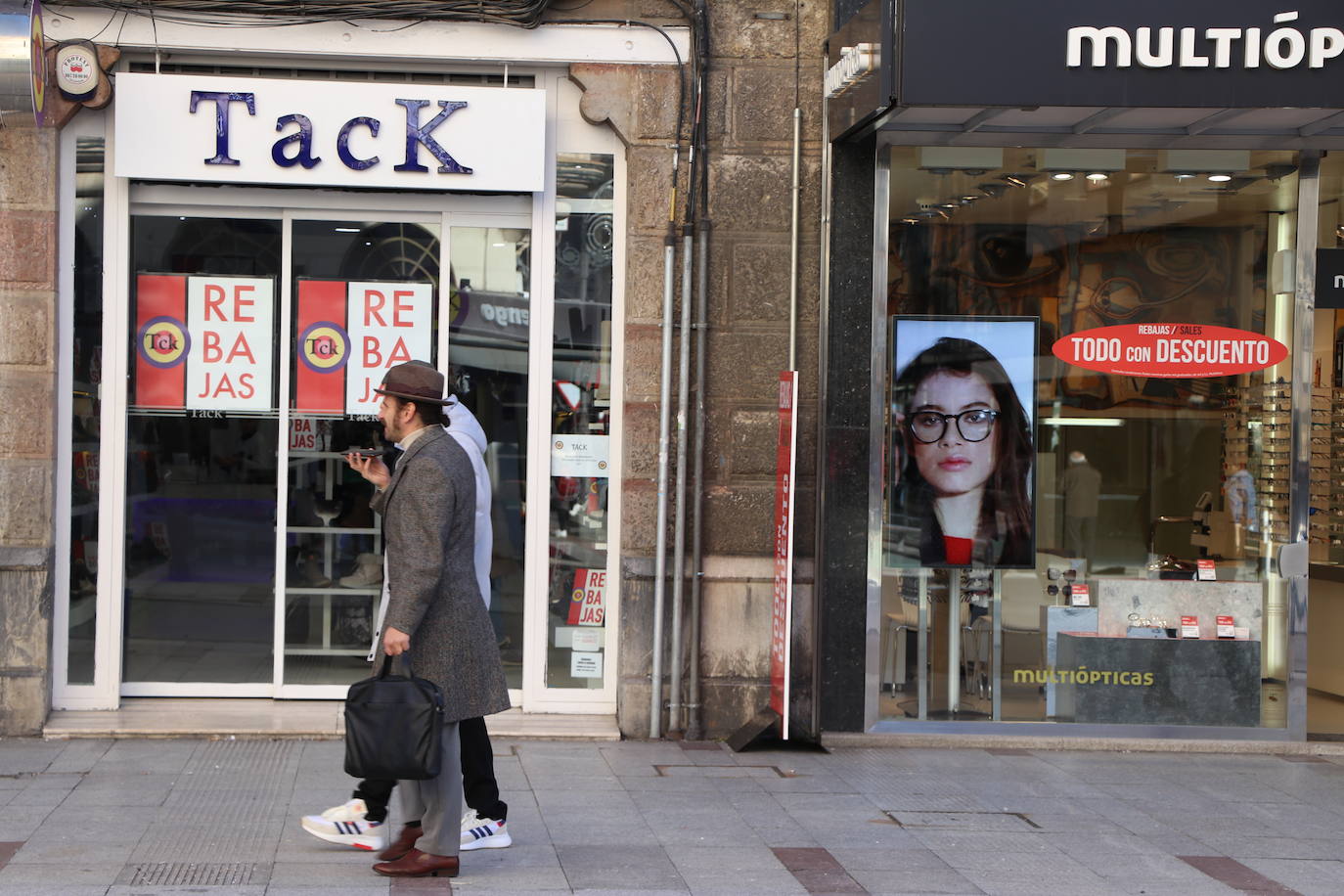 La campaña se prolongará hasta finales de febrero y el comercio textil espera la bajada de temperaturas y llegada de nieves para dar salida al stock de ropa invernal | La vuelta a la normalidad tras la pandemia impulsa las ventas en una buena campaña de Navidad.