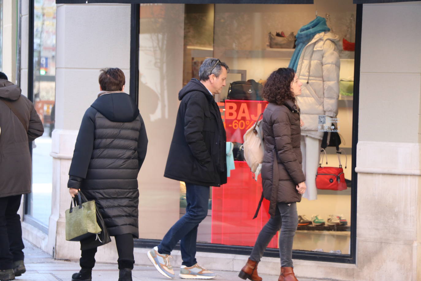 La campaña se prolongará hasta finales de febrero y el comercio textil espera la bajada de temperaturas y llegada de nieves para dar salida al stock de ropa invernal | La vuelta a la normalidad tras la pandemia impulsa las ventas en una buena campaña de Navidad.