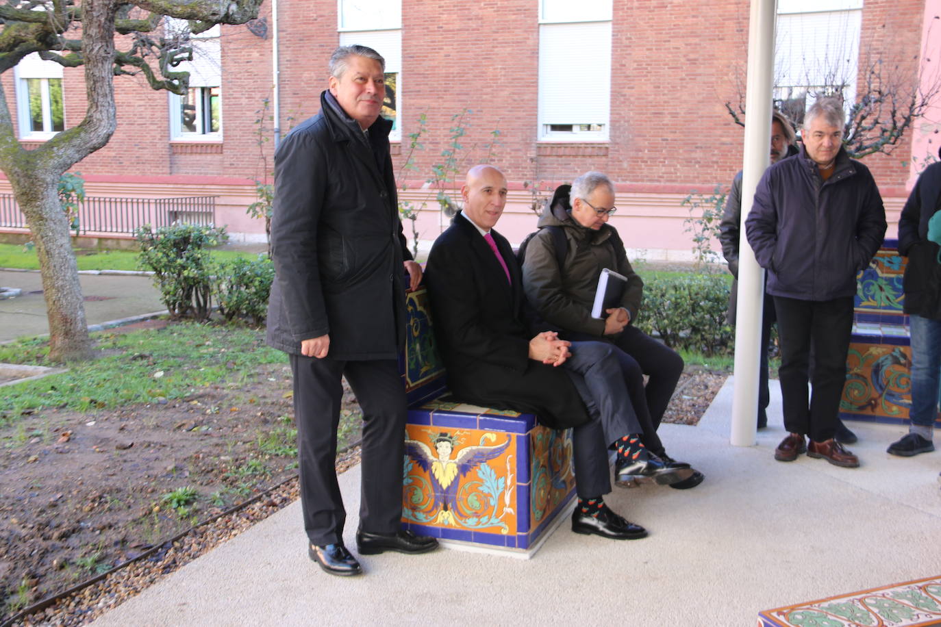 La Residencia Virgen del Camino recupera el legado del artista segoviano que devuelve el color a la zona ajardinada de este espacio leonés.