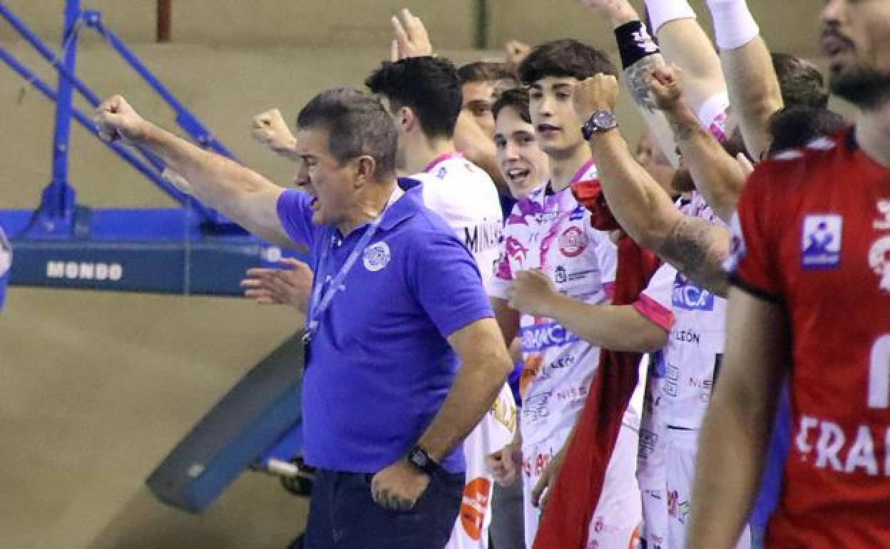 Manolo Cadenas, técnico del Abanca Ademar, celebra un gol del conjunto leonés. 