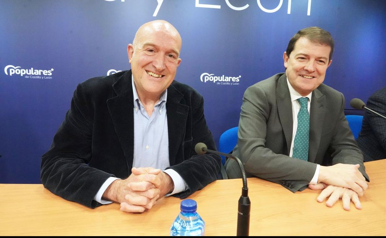 El presidente del PPCyL Alfonso Fernández Mañueco junto a Jesús Julio Carnero en su presentación como candidato a la alcaldía de Valladolid.