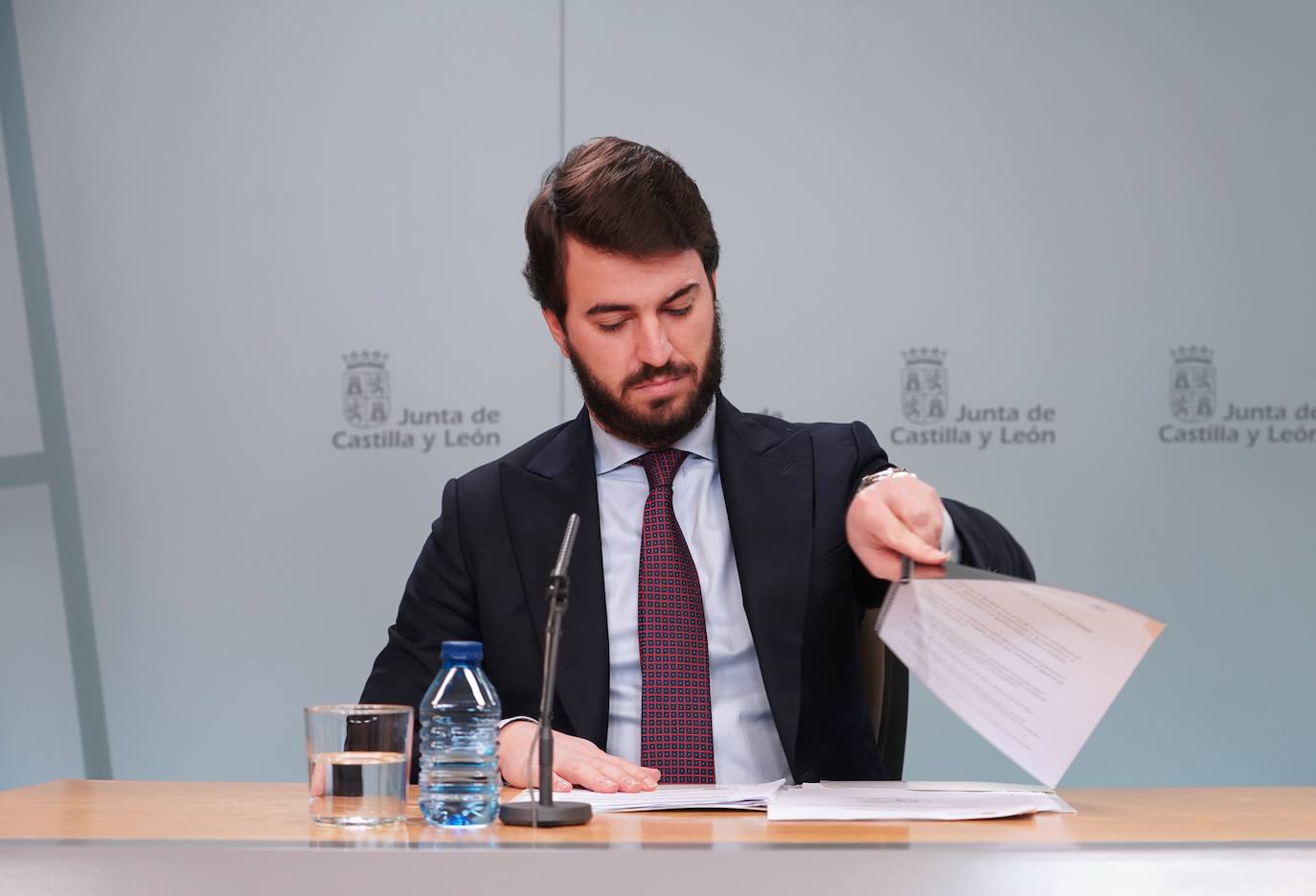 El vicepresidente de la Junta de Castilla y León, Juan García-Gallardo, y el consejero de Economía y Hacienda y portavoz, Carlos Fernández Carriedo, comparecen en rueda de prensa posterior al Consejo de Gobierno.