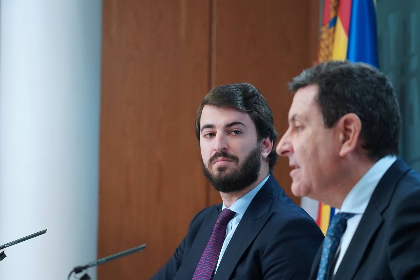 El vicepresidente de la Junta de Castilla y León, Juan García-Gallardo, y el consejero de Economía y Hacienda y portavoz, Carlos Fernández Carriedo, comparecen en rueda de prensa posterior al Consejo de Gobierno.