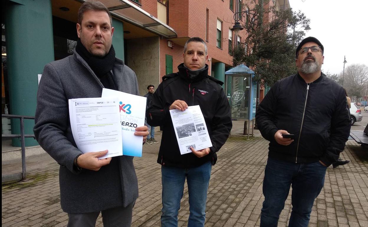 Los representantes de CB muestran la petición presentada en la Junta para preservar las torres de la central de Cubillos del Sil. 