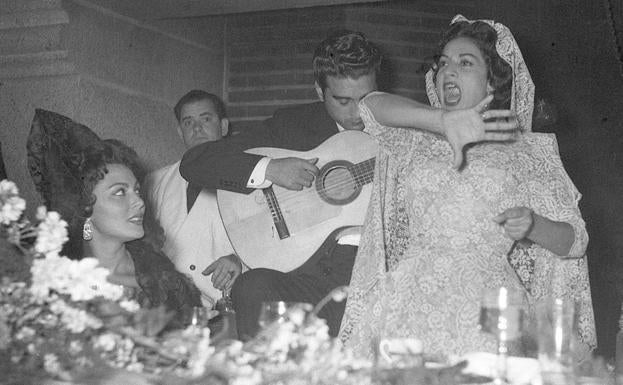 Imagen de su boda en El Escorial con Antonio González El Pescaílla.