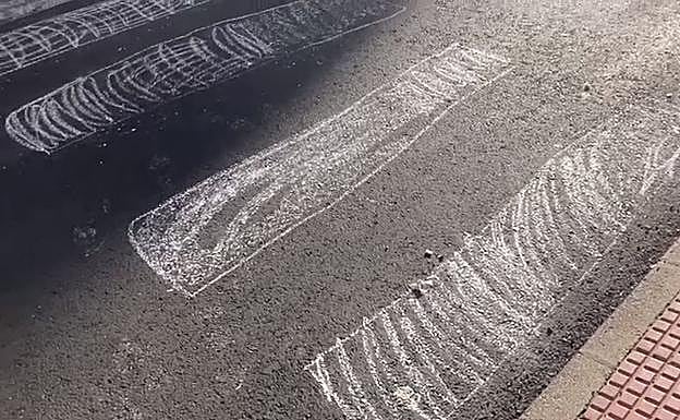 Paso de peatones pintado a mano por concejales de Cistierna.