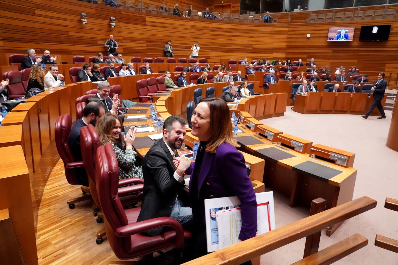 El presidente de la Junta Alfonso Fernández Mañueco conversa con los viceportavoces parlamentarios Raúl de la Hoz y Ángel Ibáñez en el Pleno extraordinario de las Cortes.