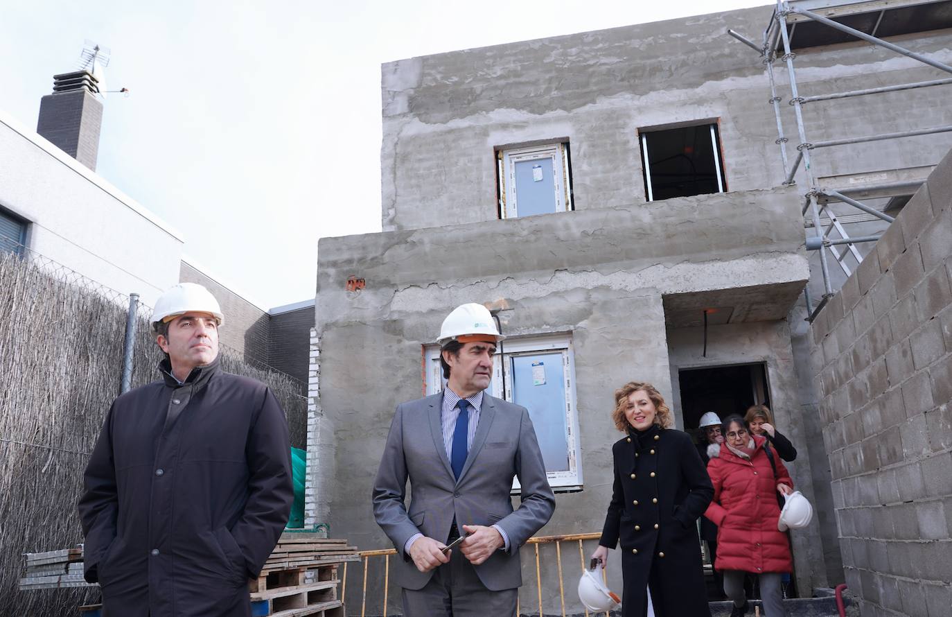 El consejero de Medio Ambiente, Vivienda y Ordenación del Territorio, Juan Carlos Suárez-Quiñones, visita las obras de la promoción de viviendas protegidas unifamiliares que construye la Junta en Viana de Cega.