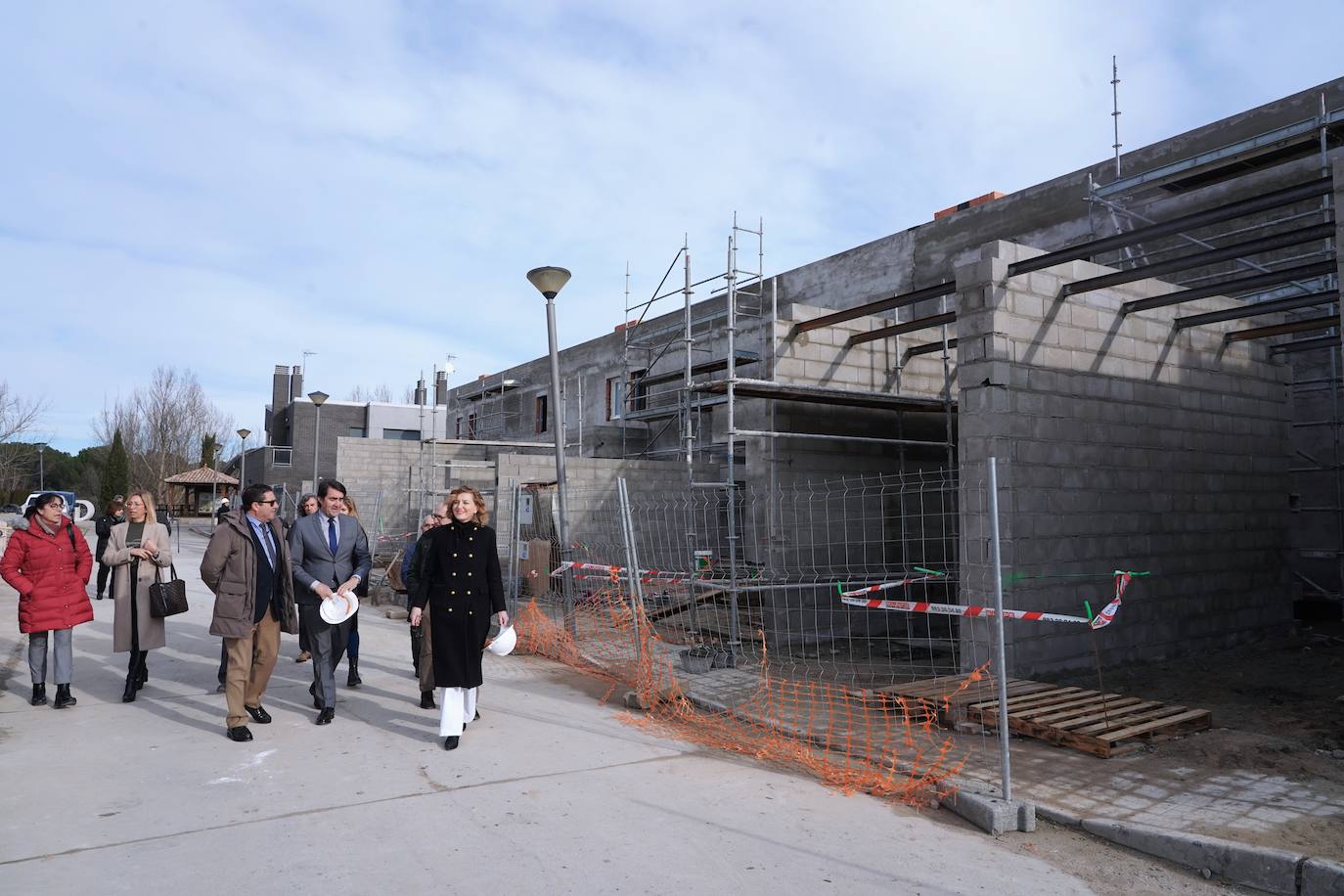 El consejero de Medio Ambiente, Vivienda y Ordenación del Territorio, Juan Carlos Suárez-Quiñones, visita las obras de la promoción de viviendas protegidas unifamiliares que construye la Junta en Viana de Cega.