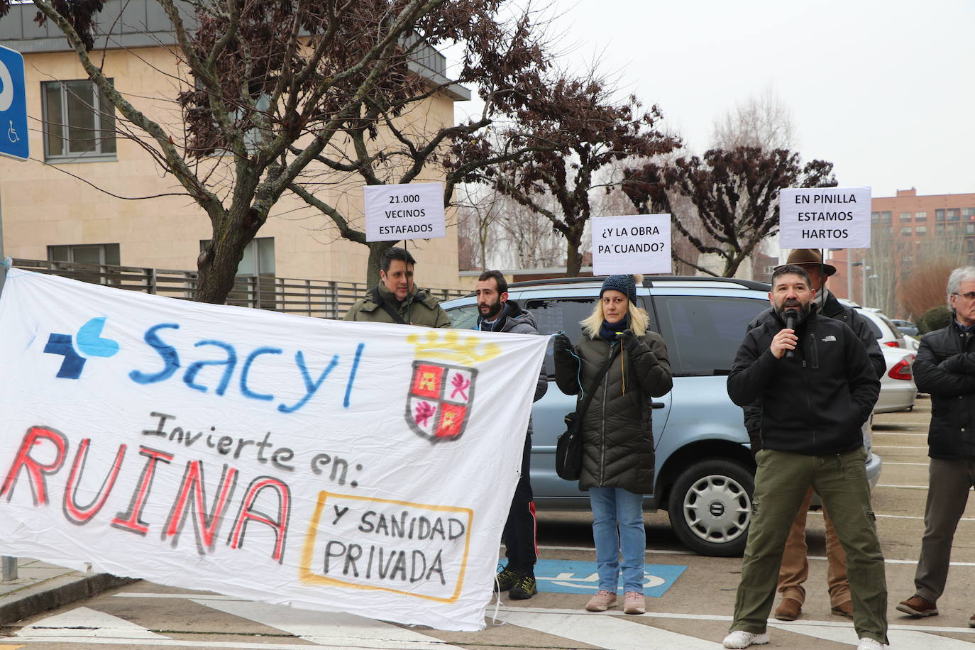 Medio centenar de personas, entre los que se encontraban políticos del PSOE y UPL se manifiestan frente a la gerencia territorial de salud para exigir un nuevo centro de salud en el barrio de Pinilla