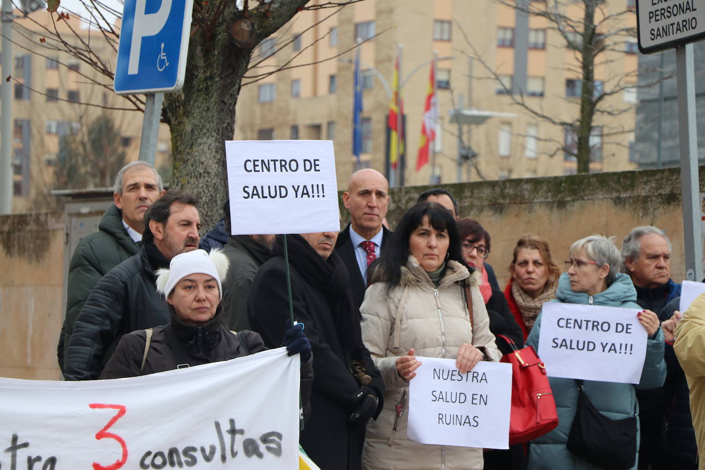 Medio centenar de personas, entre los que se encontraban políticos del PSOE y UPL se manifiestan frente a la gerencia territorial de salud para exigir un nuevo centro de salud en el barrio de Pinilla