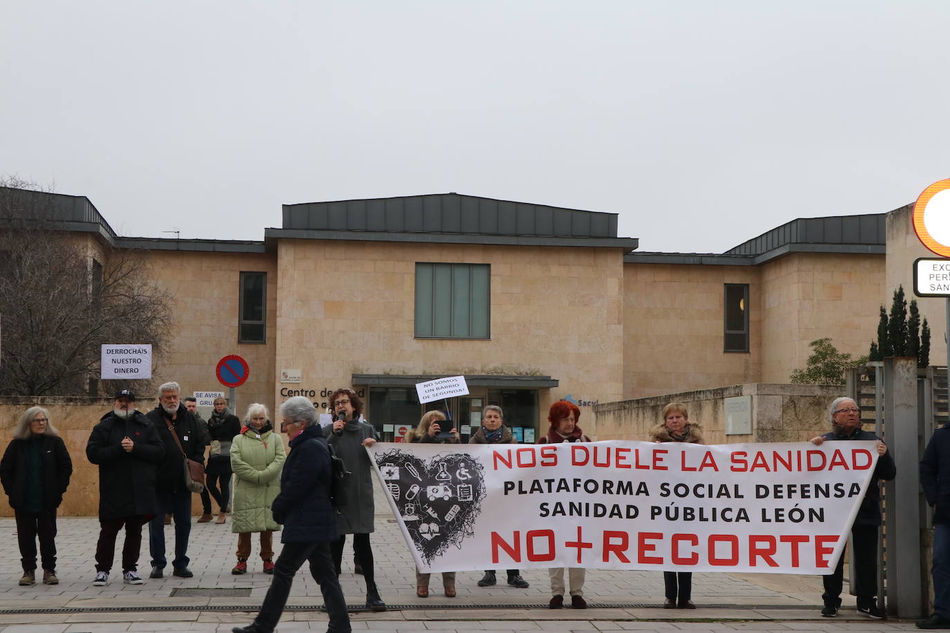 Medio centenar de personas, entre los que se encontraban políticos del PSOE y UPL se manifiestan frente a la gerencia territorial de salud para exigir un nuevo centro de salud en el barrio de Pinilla